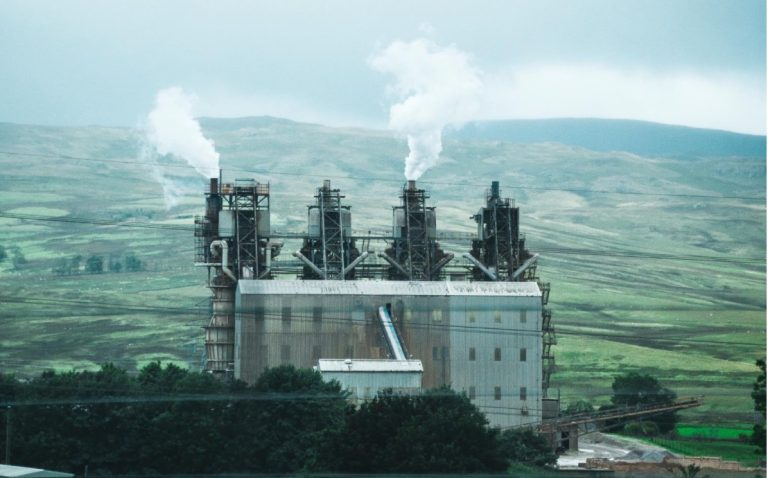 Mid-Year Review of Climate Governance: Extreme Weather, Geopolitical Rivalry, and Industrial Pressures